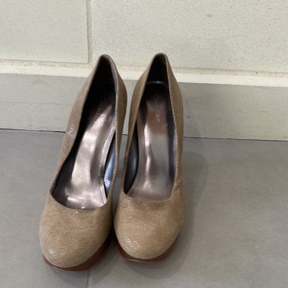Calvin Klein platform heels - Picture 2 of 6